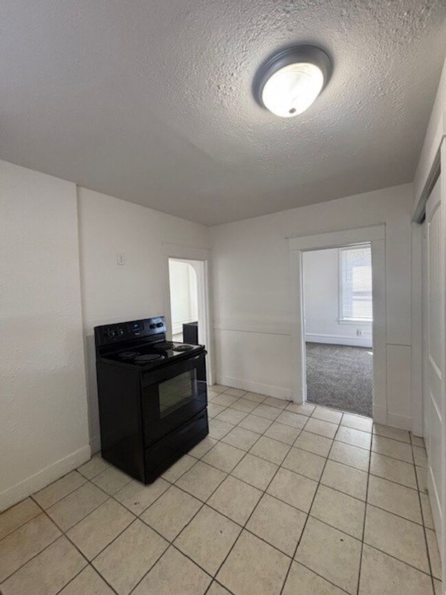 Building Photo - 2 Bed 1 Bath Updated Home