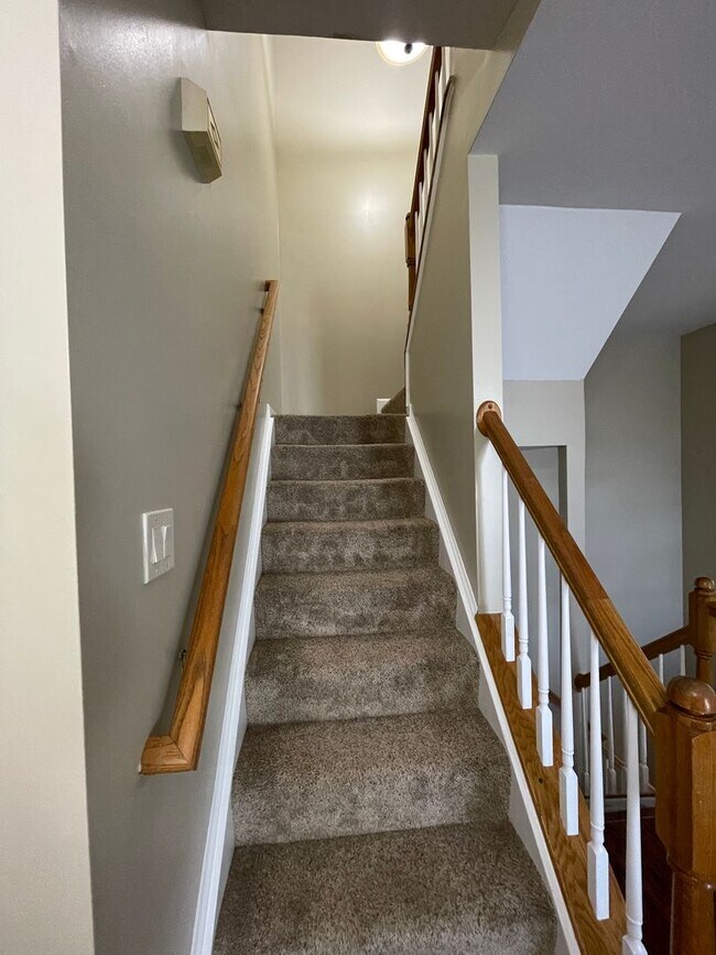 Building Photo - Beautiful 3 Bed 2.5 Bath Interior Townhome In Ashburn Village
