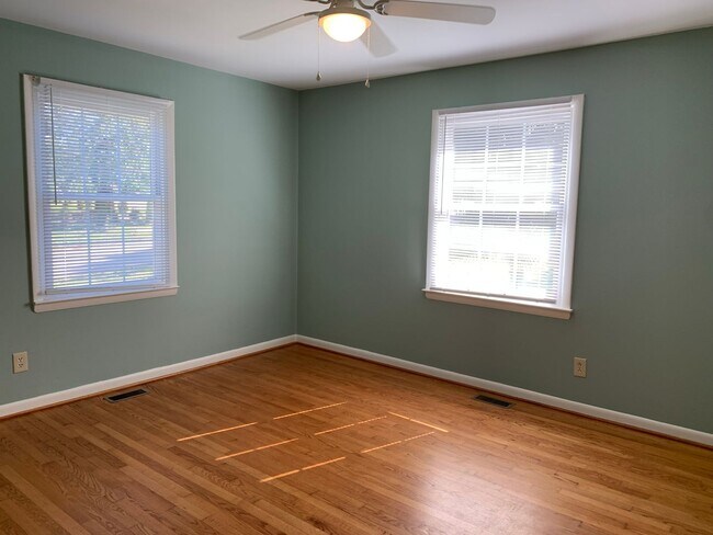 Building Photo - One-month FREE rent!  GREAT LOCATION!! RANCH HOME WITH HARDWOODS NEAR DOWNTOWN