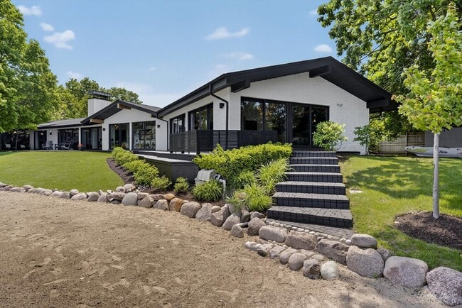 Building Photo - 2140 S Shore Dr