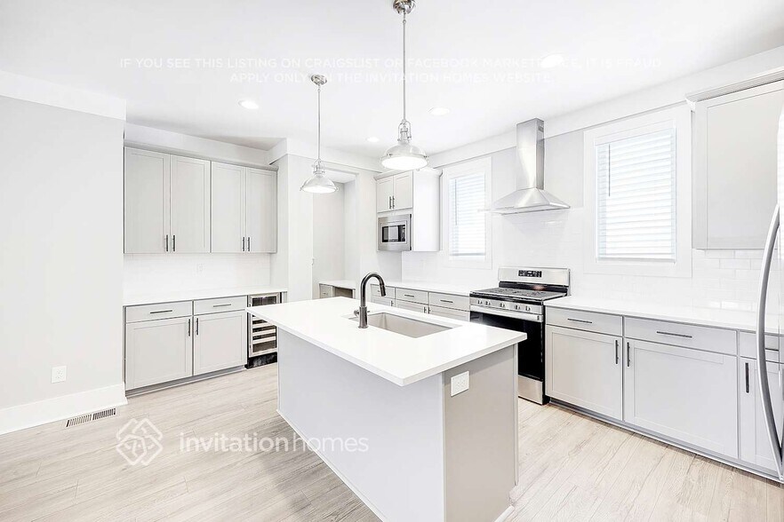 Building Photo - 647 Vernon Ave