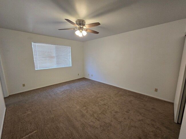 Building Photo - Corner lot home, super clean!