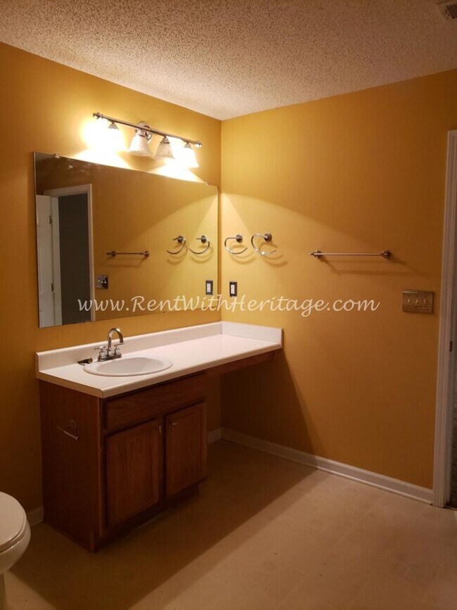 Building Photo - Gorgeous Brick Home with Golf Course / Lake View in Popular Mirror Lake Golf/ Swim / Tennis Subdi...