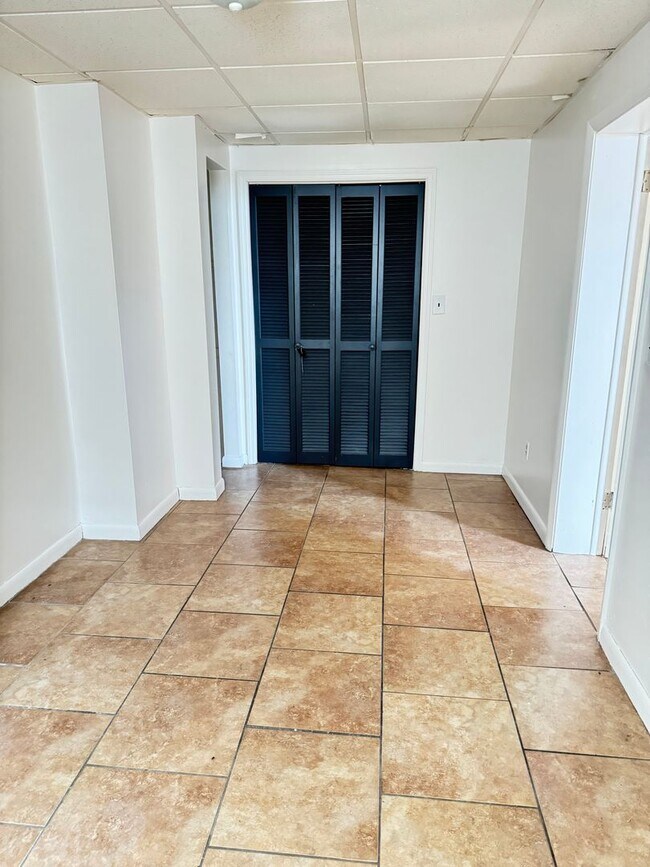 Building Photo - Newly Renovated 1 Bedroom in the Heart of Johnson City!