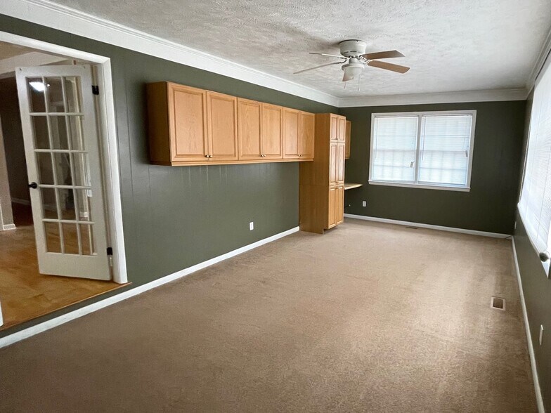 Den with built-in storage - 6041 Elstree Pl