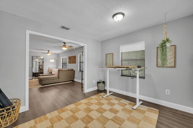 Building Photo - 411 S Willow Ave
