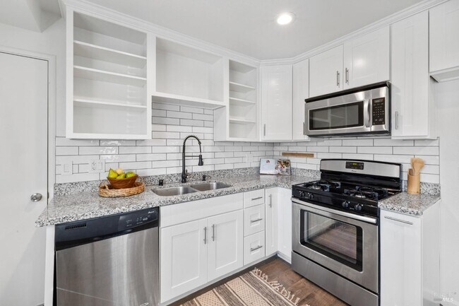 Building Photo - 372 Acacia St