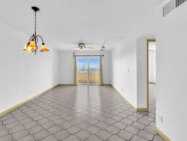 Building Photo - 900 NE 18th Ave