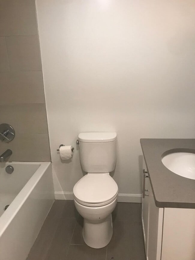 Building Photo - Nice 2 bed in Allston