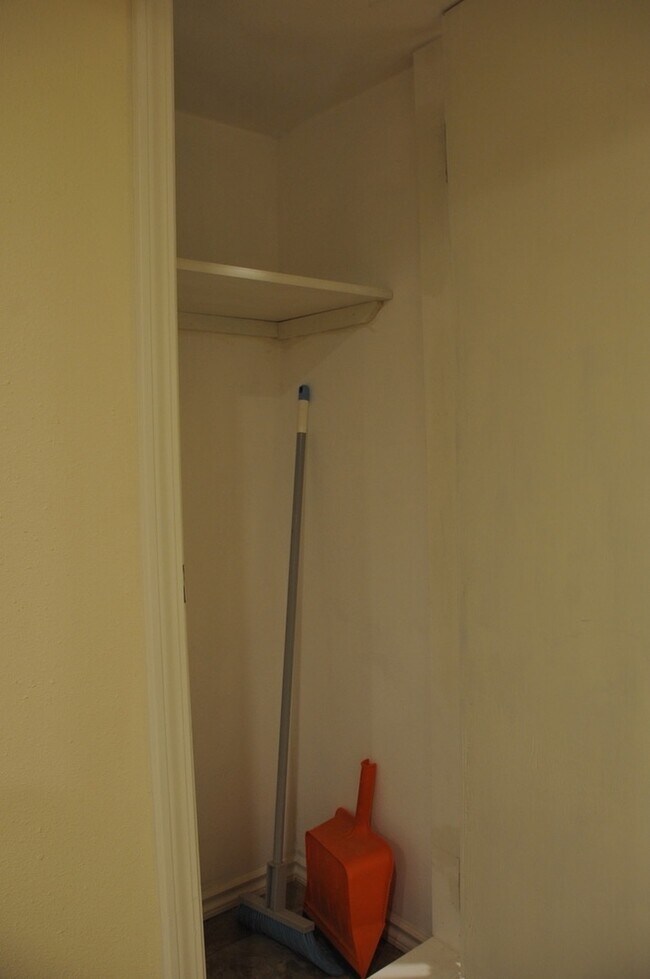 Building Photo - Basement Apartment, 2 bed 1 bath close to Food Trucks on Best