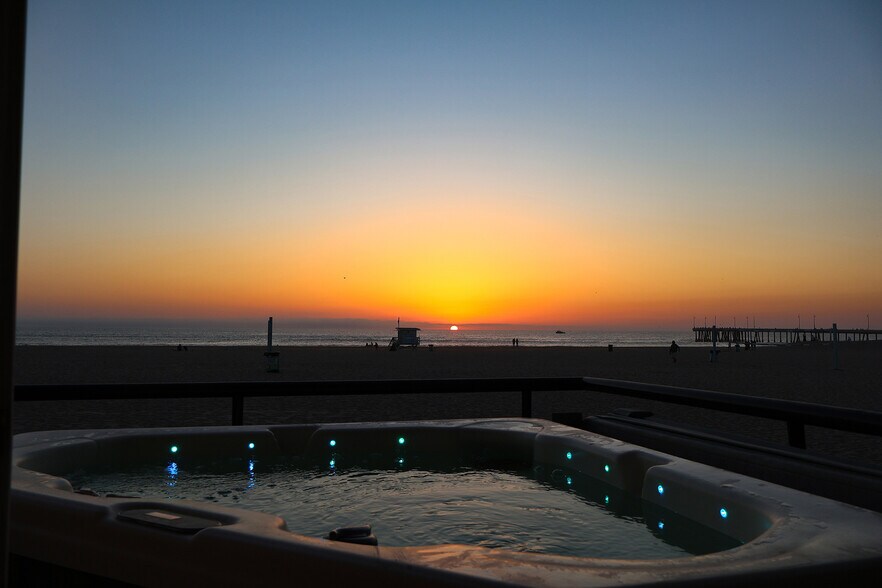 Building Photo - 3505 Ocean Front Walk