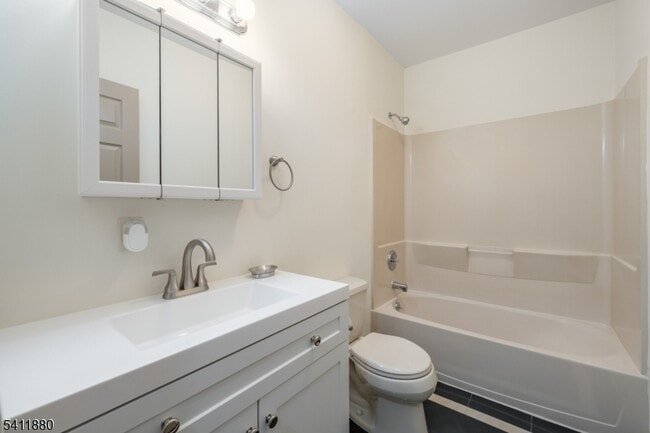 Building Photo - 302 Walnut Ave