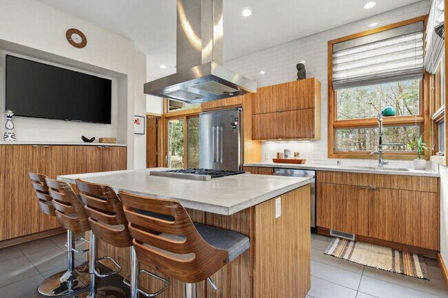 Building Photo - Mid-Century Home