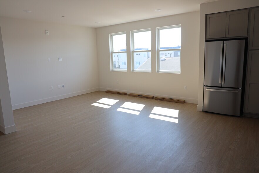 Great Room - 919 39th Ave