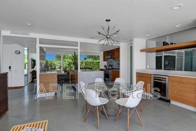 Building Photo - 3133 N Sunnyview Dr