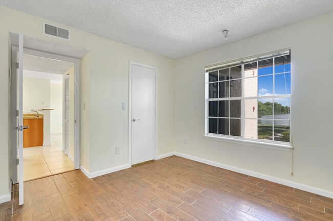 Building Photo - 1385 Crystal Way