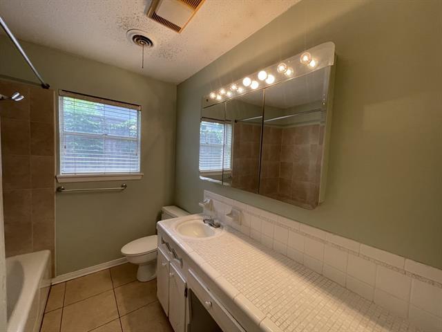 Building Photo - 705 White Oak Ln
