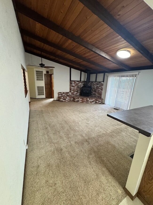 Building Photo - West Redding Home