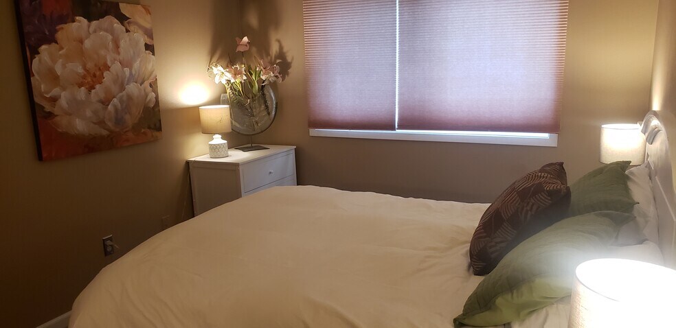 Building Photo - 9715 Independence Dr