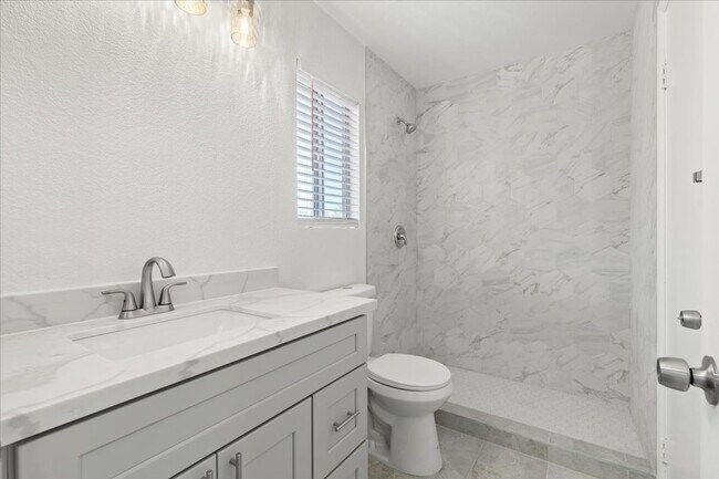 Building Photo - Completely Remodeled Modern 3 Bedroom Prop...