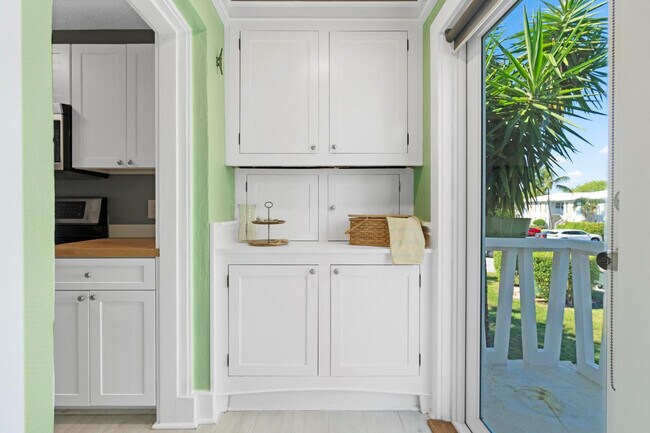 Building Photo - 2755 NE 28th Ave