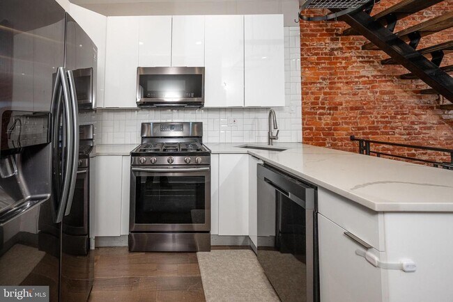 Building Photo - 1443 N Hollywood St