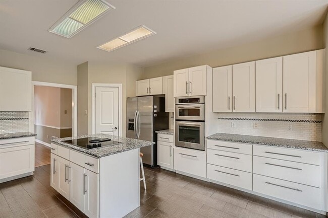 Building Photo - 9256 Scenic Bluff Dr