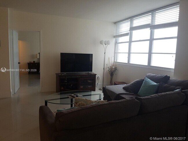 Building Photo - 801 Brickell Bay Dr