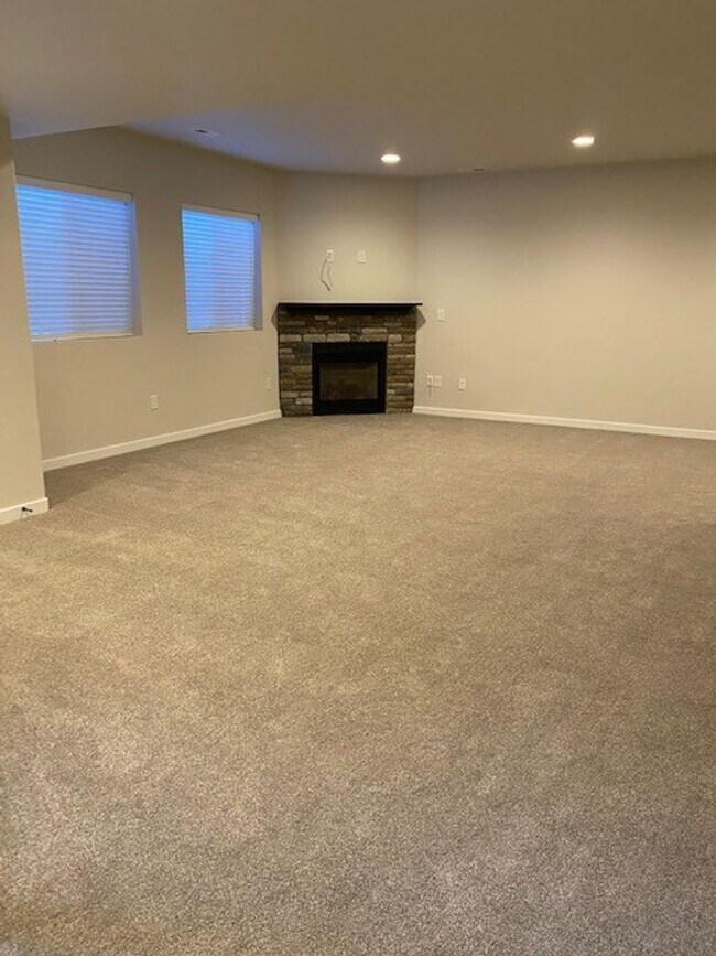 Building Photo - STUNNING 4 BED/4 BATH PATIO HOME IN FLYING HORSE!