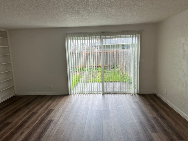 Building Photo - Updated 2 bedroom, 1 bath with garage!