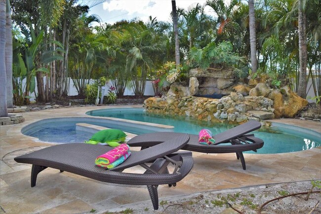 Building Photo - 2226 Siesta Dr