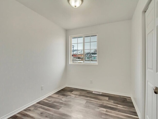 Building Photo - 241 E Utah Ave