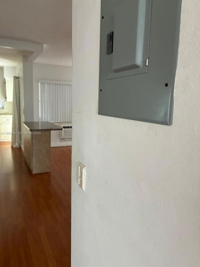 Building Photo - 141 NE 10th Ave