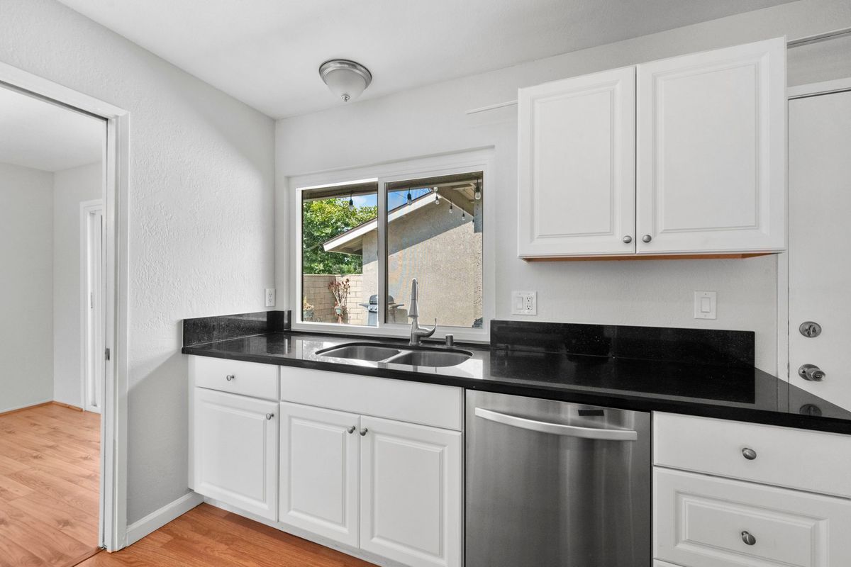 Building Photo - 1605 Carmel Cir E