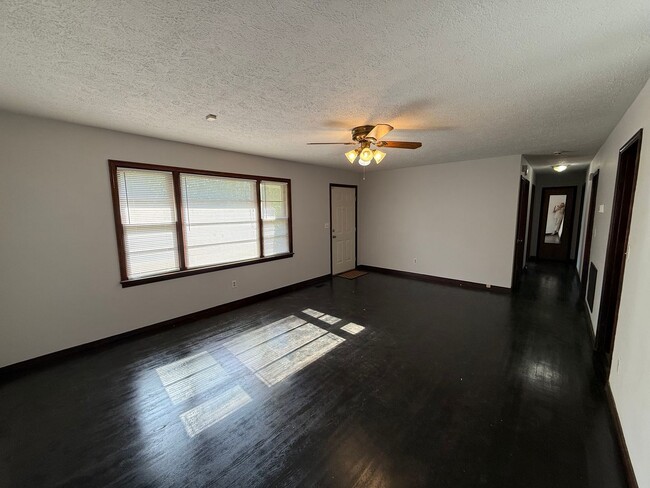 Building Photo - Guntersville, AL Home for Rent!