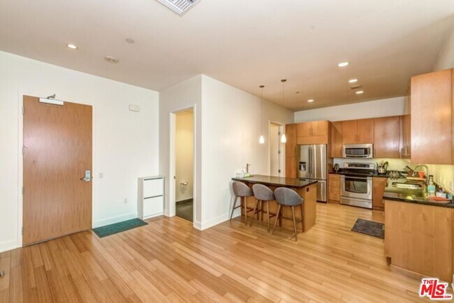 Building Photo - 3223 W 6th St