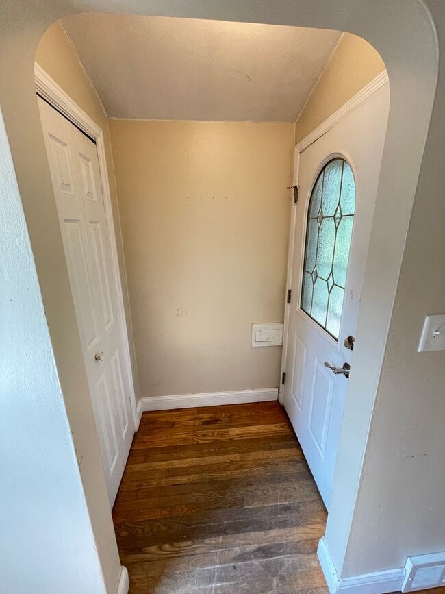 Building Photo - AVAILABLE AUGUST 15th - 2 Bed, 1 Bath With...