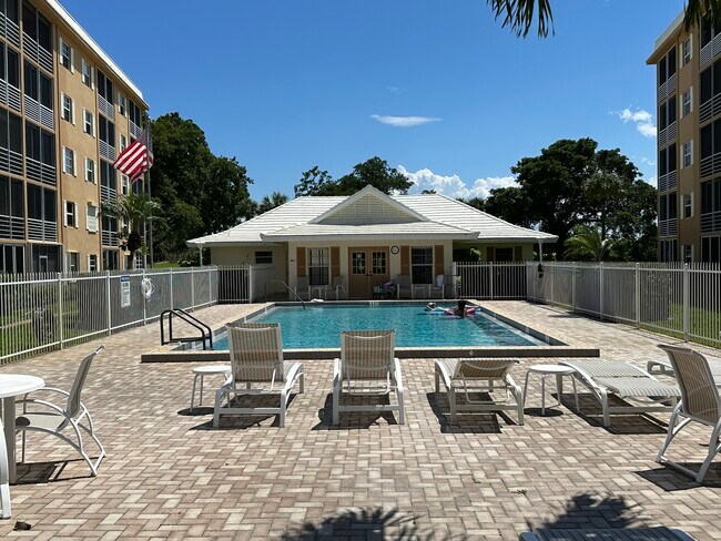 Building Photo - 308 Golfview Rd