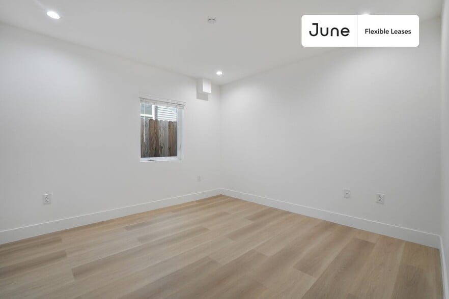 Building Photo - 1321 N June St
