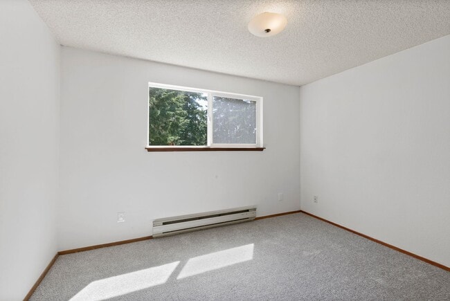 Building Photo - $1,500 - 2 Bed / 1 Bath - Recently Renovated in Private Setting