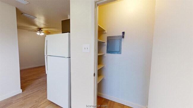 Building Photo - 725 Peppertree Dr