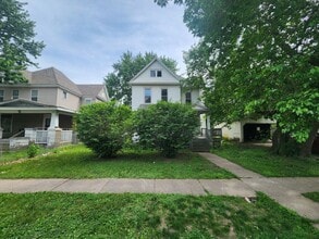Building Photo - 4-Bedroom House