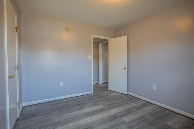 Building Photo - Beautiful 5 BR/3 BA Single-Family Home wit...
