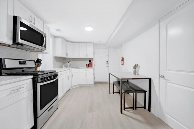 Building Photo - 1226 W 31st Pl