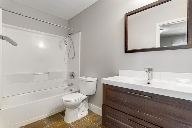 Building Photo - 4BR w/ Driveway Parking near Denver Zoo & City Park