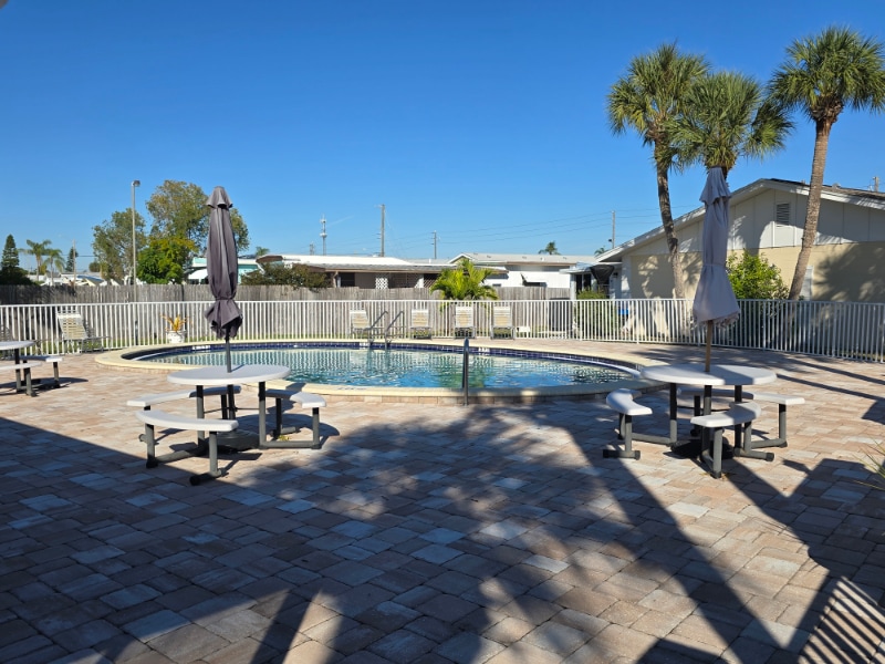 Building Photo - 843 Cambridge Ct