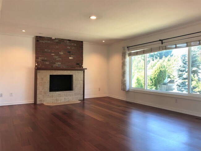 Building Photo - Fantastic Kirkland Home Available with Lar...
