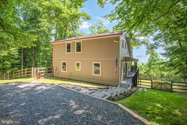 Building Photo - 1619 Summit Dr