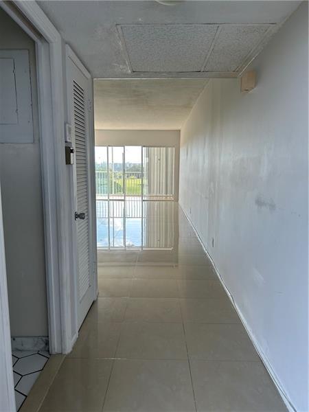 Building Photo - 3300 N Palm Aire Dr