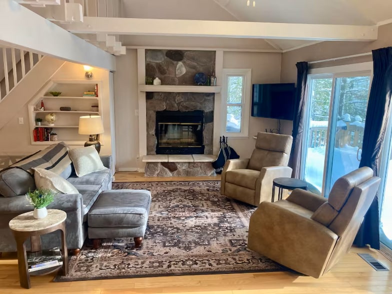 Building Photo - 542 Island View Dr